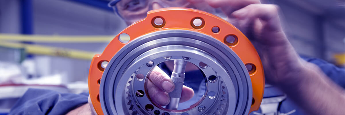 gear-box-service-man-checki