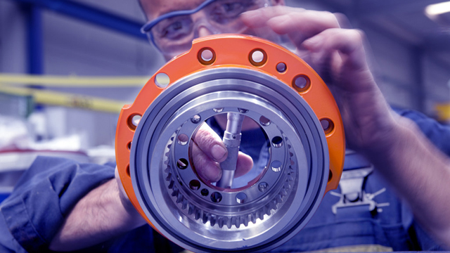 gear box service man checking640